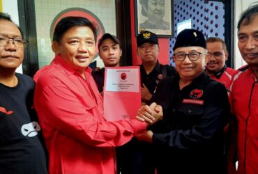 FOTO : Anggota Fraksi PDI Perjuangan DPRD Provinsi Jawa Timur Guntur Wahono mengambil formulir pendaftaran bakal calon Bupati Blitar. (Foto : blok-a.com/Fajar)
