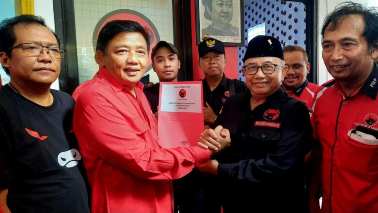 FOTO : Anggota Fraksi PDI Perjuangan DPRD Provinsi Jawa Timur Guntur Wahono mengambil formulir pendaftaran bakal calon Bupati Blitar. (Foto : blok-a.com/Fajar)