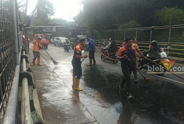 2 Pengendara Motor Jatuh Akibat Tumpahan Solar di Jembatan Bandulan Malang