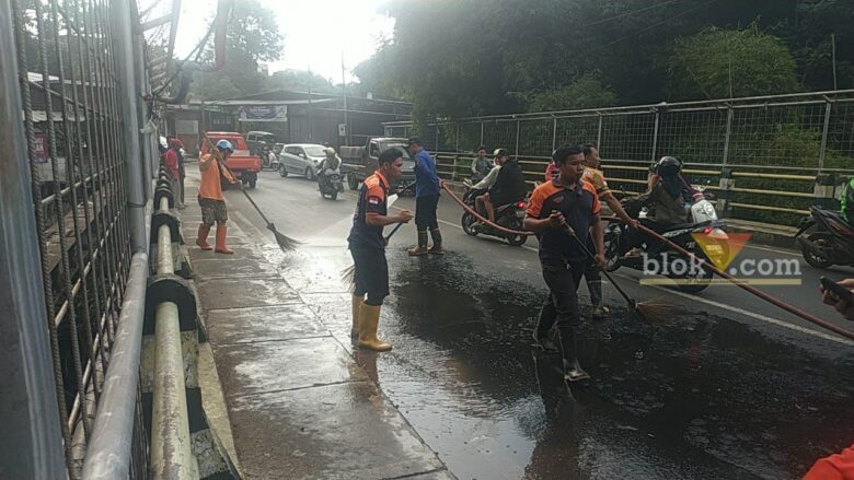 2 Pengendara Motor Jatuh Akibat Tumpahan Solar di Jembatan Bandulan Malang