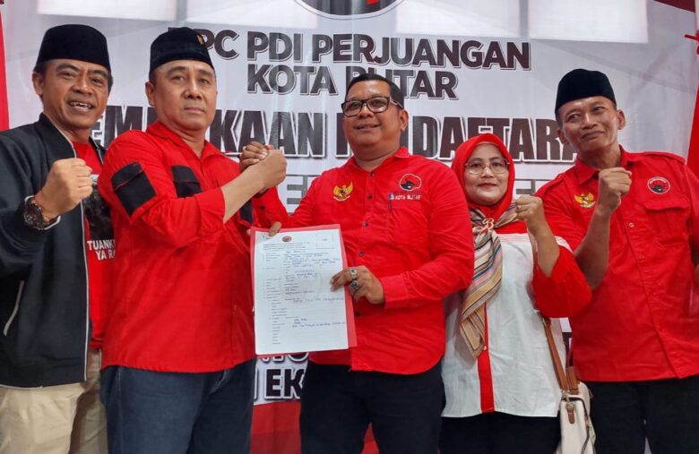 FOTO : Yudi Meira, kader militan PDI Perjuangan Kota Blitar mengembalikan formulir pendaftaran calon Wali Kota Blitar ke Kantor DPC PDI Perjuangan Kota Blitar. (Foto : blok-a.com/Fajar)