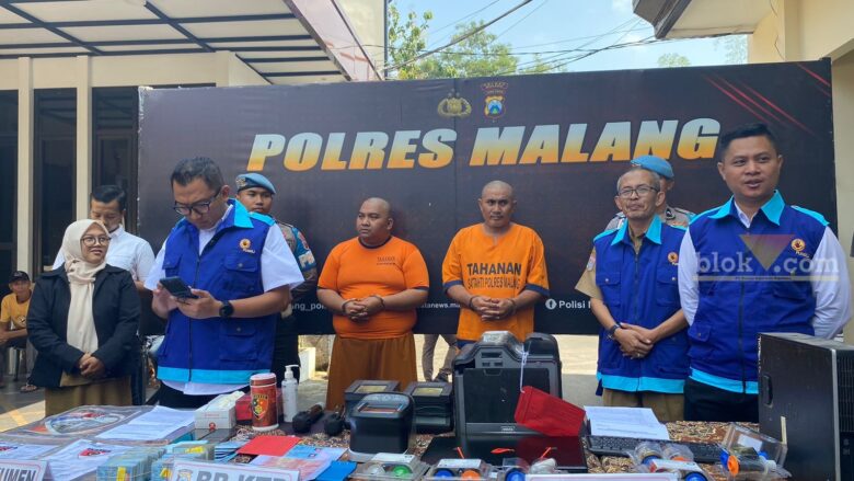 Kedua tersangka pungli pengurusan KTP di Kabupaten Malang.(blok-a.com/.Putu Ayu Pratama S)