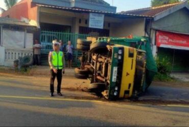 Pengemudi Ngantuk, Mobil Ini Tabrak Truk Hingga Terguling di Malang kecelakaan sumberpucung