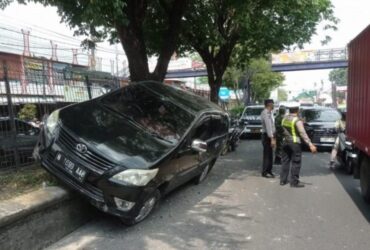 Kabupaten Malang, blok-a.com - Mobil Kijang Innova warna hitam nopol N 1699 AAO mengalami kecelakaan tunggal di Kecamatan Singosari Kabupaten Malang.