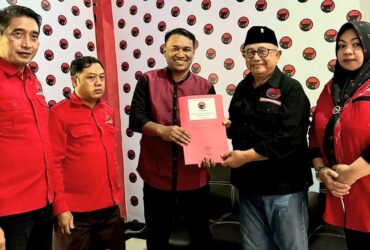 Ahrian Festyananda, salah satu tim Hengki Kurniawan mengembalikan formulir pendaftaran bakal calon (bacalon) Bupati Blitar ke DPC PDI Perjuangan Kabupaten Blitar. (blok-a.com/Fajar)