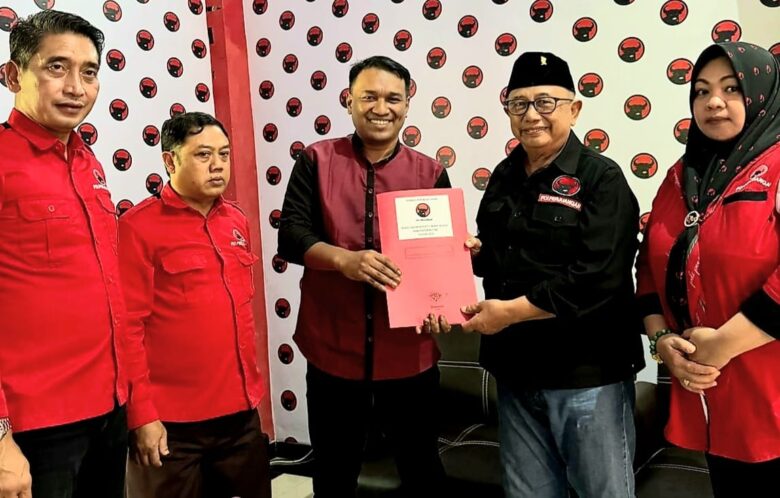 Ahrian Festyananda, salah satu tim Hengki Kurniawan mengembalikan formulir pendaftaran bakal calon (bacalon) Bupati Blitar ke DPC PDI Perjuangan Kabupaten Blitar. (blok-a.com/Fajar)