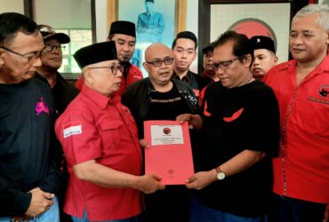 Mantan Bupati Blitar Rijanto mengembalikan formulir pendaftaran calon Bupati Blitar ke DPC PDI Perjuangan. (blok-a.com/Fajar)