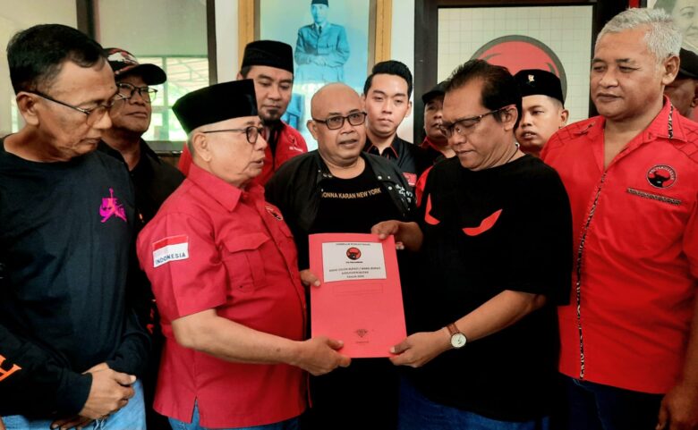Mantan Bupati Blitar Rijanto mengembalikan formulir pendaftaran calon Bupati Blitar ke DPC PDI Perjuangan. (blok-a.com/Fajar)