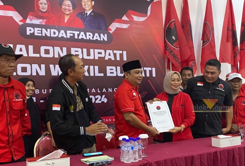 Penyerahan berkas pendaftaran bakal calon bupati Gunawan HS di DPC PDI Perjuangan (blok-a.com/ Putu Ayu Pratama S)