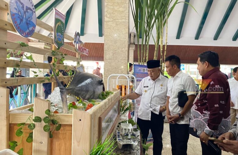 Kemenhan tinjau stand hasil perikanan di Kabupaten Malang (blok-a.com/ Putu Ayu Pratama S)