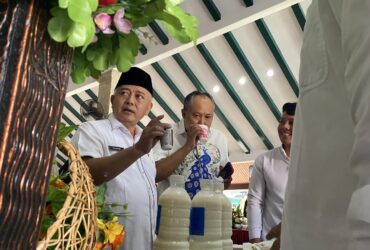 Perwakilan Kementerian Petahanan (Kemenhan) Republik Indonesia bersama Bupati Malang meninjau hasil produksi susu Koperasi Sae Pujon (blok-a.com/ Putu Ayu Pratama S)