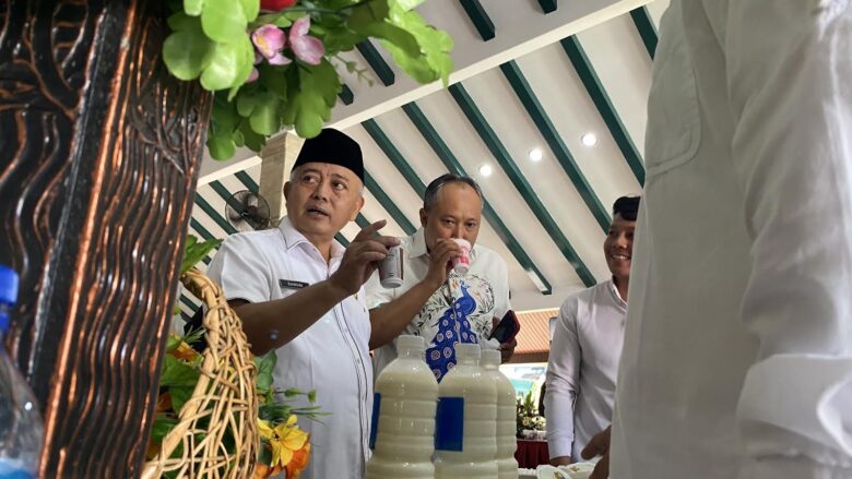 Perwakilan Kementerian Petahanan (Kemenhan) Republik Indonesia bersama Bupati Malang meninjau hasil produksi susu Koperasi Sae Pujon (blok-a.com/ Putu Ayu Pratama S)