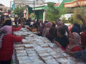 Kota Malang, blok-a.com - Sebanyak 1000 porsi ketupat dibagikan secara Cuma-Cuma dalam gelaran Sekuat Jati atau singkatan dari Seribu Ketupat Jatimulyo.