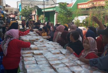 Kota Malang, blok-a.com - Sebanyak 1000 porsi ketupat dibagikan secara Cuma-Cuma dalam gelaran Sekuat Jati atau singkatan dari Seribu Ketupat Jatimulyo.