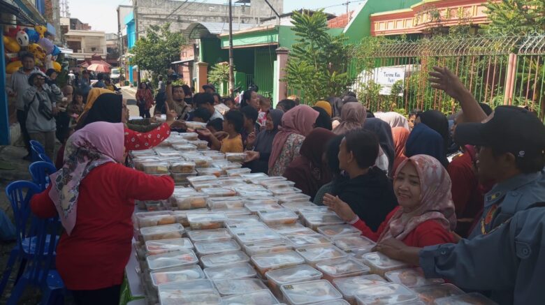 Kota Malang, blok-a.com - Sebanyak 1000 porsi ketupat dibagikan secara Cuma-Cuma dalam gelaran Sekuat Jati atau singkatan dari Seribu Ketupat Jatimulyo.