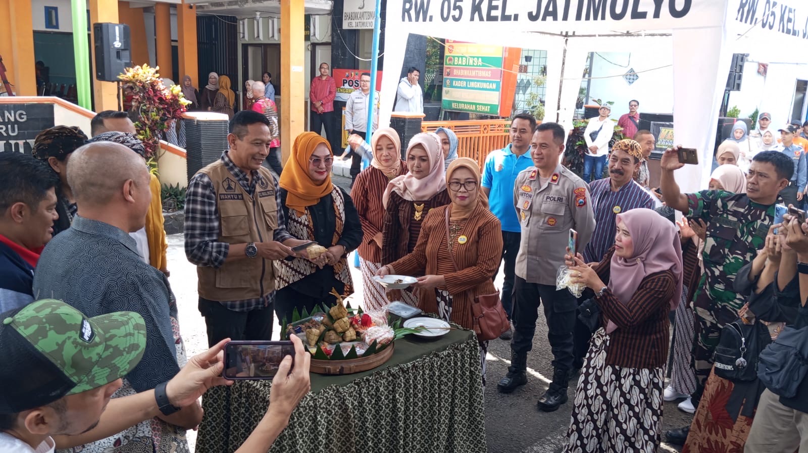 Kota Malang, blok-a.com - Sebanyak 1000 porsi ketupat dibagikan secara Cuma-Cuma dalam gelaran Sekuat Jati atau singkatan dari Seribu Ketupat Jatimulyo.