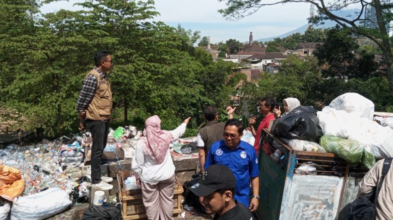 Kota Malang, blok-a.com - Warga Kelurahan Jatimulyo sempat mengeluhkan kondisi Tempat Pengolahan Sampah (TPS) yang terletak di samping Tempat Pemakaman Umum Jatimulyo