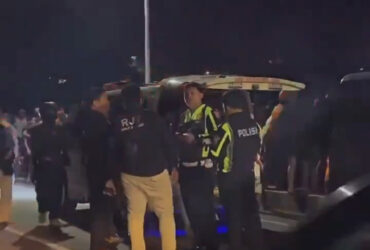 Tangkapan layar evakuasi jenazah perempuan yang ditemukan di Jembatan Begawan atau Tunggulmas Kota Malang (Akun X @infomalang)