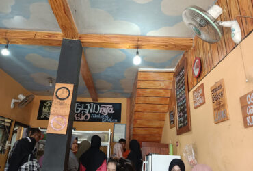Kota Malang, blok-a.com - Umumnya bakso, biasanya ditemani dengan saus atau kecap dan sambal. Namun ada
