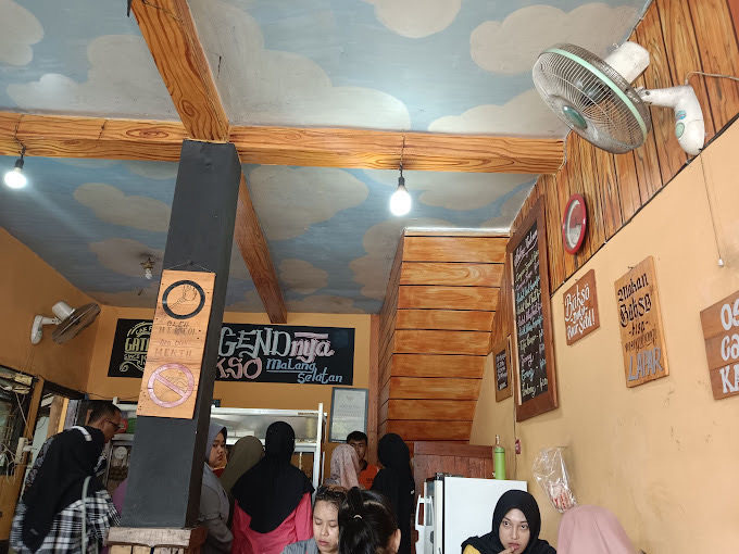 Kota Malang, blok-a.com - Umumnya bakso, biasanya ditemani dengan saus atau kecap dan sambal. Namun ada