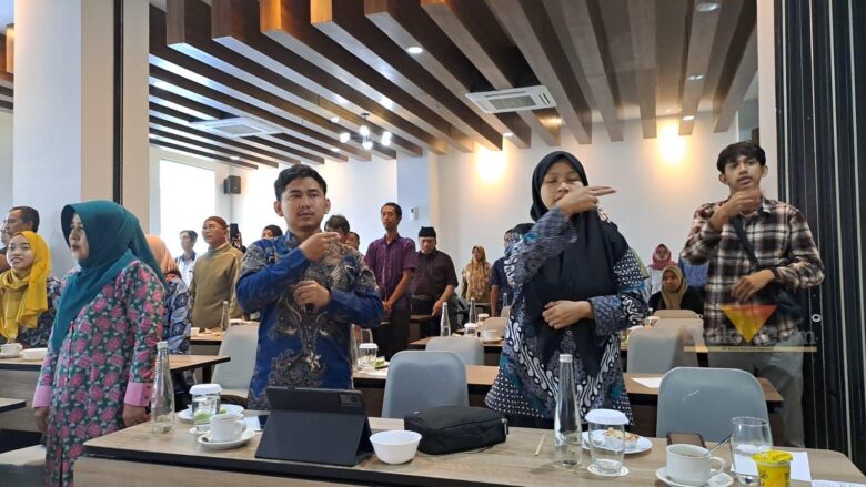 Penyandang disabilitas di Kabupaten Malang saat menyanyikan lagu Indonesia Raya (blok-a.com/ Putu Ayu Pratama S)