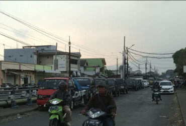 Banyak pedagang di Pasar Gadang yang menggelar lapak di Jalan Pasar Gadang hingga kerap menyebabkan kepadatan kendaraan.
