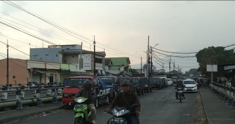 Banyak pedagang di Pasar Gadang yang menggelar lapak di Jalan Pasar Gadang hingga kerap menyebabkan kepadatan kendaraan.
