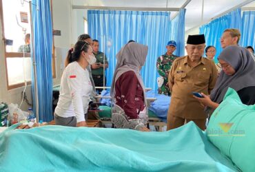 Bupati Sanusi menjenguk lima korban selamat dalam kecalakaan maut di jurang kawasan TNBTS, Poncokusumo, Kabupaten Malang (blok-a.com/ Putu Ayu Pratama S)