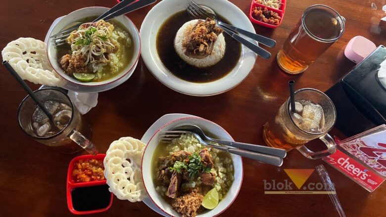 Menu soto daging dan rawon di Warung Ratu Rawit (blok-a.com/ Putu Ayu Pratama S)