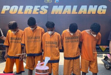 Lima tersangka pengerusakan rumah kontrakan di Sumbersekar, Kecamatan Dau, Kabupaten Malang (blok-a.com/ Putu Ayu Pratama S)