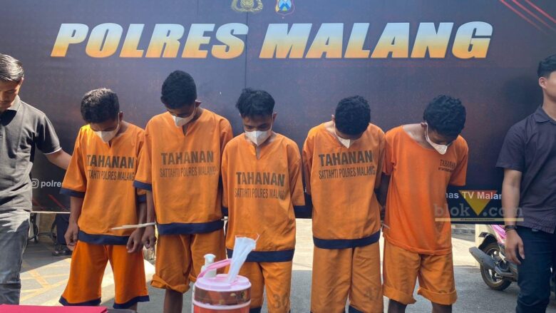 Lima tersangka pengerusakan rumah kontrakan di Sumbersekar, Kecamatan Dau, Kabupaten Malang (blok-a.com/ Putu Ayu Pratama S)