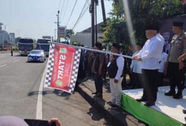 Bupati Malang, Sanusi berangkatkan jemaah haji di Exit Tol Singosari (blok-a.com/ Putu Ayu Pratama S)