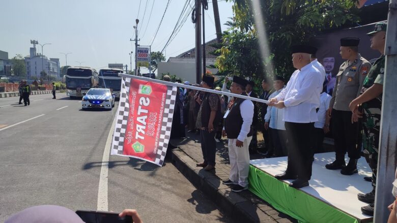 Bupati Malang, Sanusi berangkatkan jemaah haji di Exit Tol Singosari (blok-a.com/ Putu Ayu Pratama S)