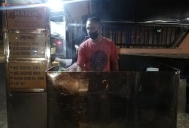 Kota Malang, Blok-a.com -  Di tengah hiruk pikuk Kota Malang, tepatnya di Jalan Galunggung, Gading Kasri, terdapat sebuah lapak nasi goreng