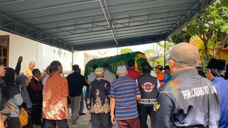 Jenazah korban kecelakaan di Tol Jombang-Mojokerto tiba di rumah duka di Talangagung, Kecamatan Kepanjen, Kabupaten Malang (blok-a.com/ Putu Ayu Pratama S)