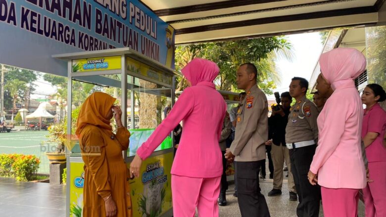 Keluarga korban tragedi kanjuruhan terima bantuan usaha dari Polres Malang (blok-a.com/ Putu Ayu Pratama S)