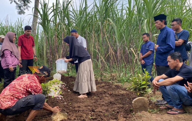 Suasana pemakaman korban tewas dalam kecelakaan Bus Pariwisata di Tol Jombang - Mojokerto (blok-a.com/ Putu Ayu Pratama S)