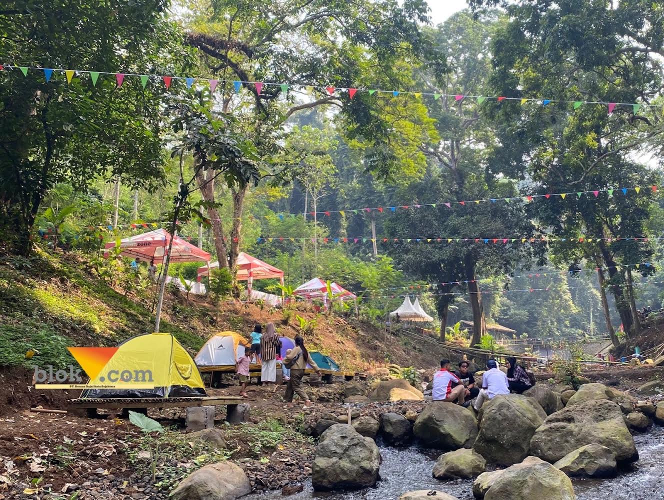Wisatawan tengah menikmati kesegaran Sumber Air Umbulan saat akhir pekan (blok-a.com/ Putu Ayu Pratama S)