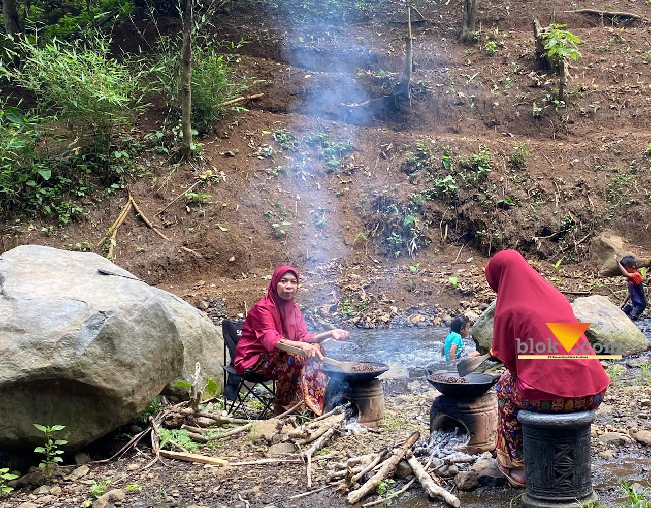 Proses sangrai kopi lokal robusta di Desa Bangelan ( blok-a.com/ Putu Ayu Pratama S)