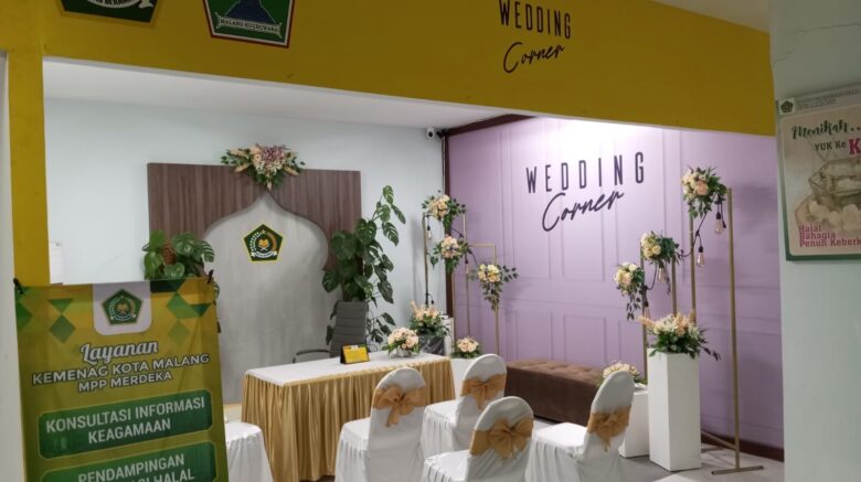 tempatnya di mall. Lokasinya adalah di Wedding Corner di Kantor Kementerian Agama di Mall Pelayanan Publik (MPP) Kota Malang.