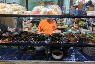 Menikmati Pecel Kuah Rawon di Warung Malam Pak Gatot Kota Malang