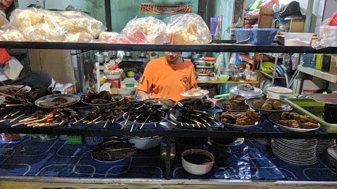 Menikmati Pecel Kuah Rawon di Warung Malam Pak Gatot Kota Malang