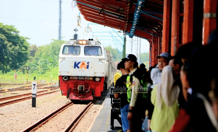 Penumpang Kereta Api Daop 7 Madiun menjelang libur panjang Hari Raya Waisak. (blok-a.com/Fajar)