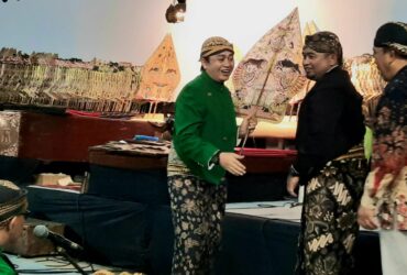 FOTO : Kepala Desa Purworejo Kalinggo Purnomo menyerahkan Gunungan kepada Ki Cahyo Kuntadi, sebagai simbul dimulainya pagelaran wayang kulit. (Foto : blok-a.com/Fajar)
