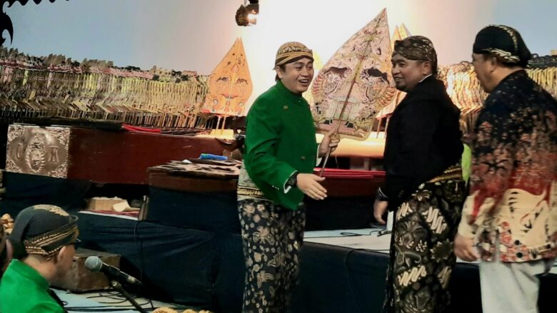 FOTO : Kepala Desa Purworejo Kalinggo Purnomo menyerahkan Gunungan kepada Ki Cahyo Kuntadi, sebagai simbul dimulainya pagelaran wayang kulit. (Foto : blok-a.com/Fajar)