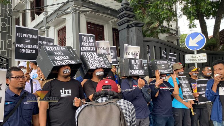 Aksi massa datangi Kantor DPRD Kota Malang tolak RUU Penyiaran (blok-a.com/ Putu Ayu Pratama S)