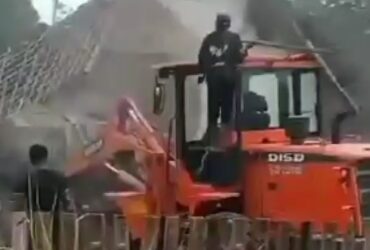Seorang anak di Kecamatan Pincokusumo Kabupaten Malang tega merobohkan rumah ibu kandungnya dengan buldoser.
