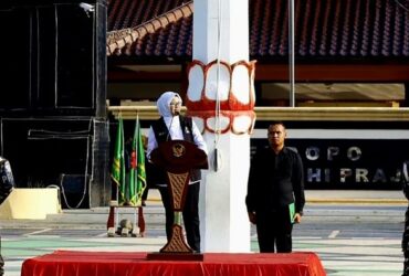 Bupati Blitar Rini Syarifah membuka Apel Kebangsaan Ansor Banser di Alun-alun Kanigoro, Kabupaten Blitar. (blok-a.com/Fajar)