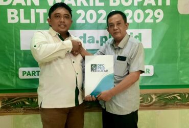 Arif Kurniawan, Wakil Sekretaris DPC PKB Kota Blitar mengembalikan formulir pendaftaran cawabup Blitar di Kantor DPC PKB Kabupaten Blitar. (blok-a.com/Fajar)