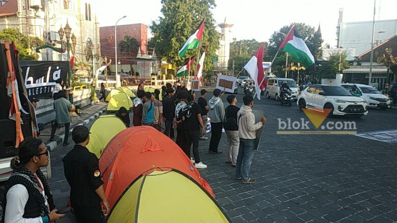 Puluhan Mahasiswa Gelar Aksi Bela Palestina di Kayutangan Heritage Malang